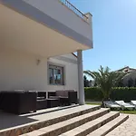 Ariana Villa